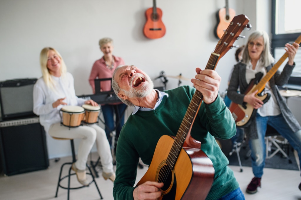 Senioren lernen Gitarre – fördert Gedächtnis und Motorik