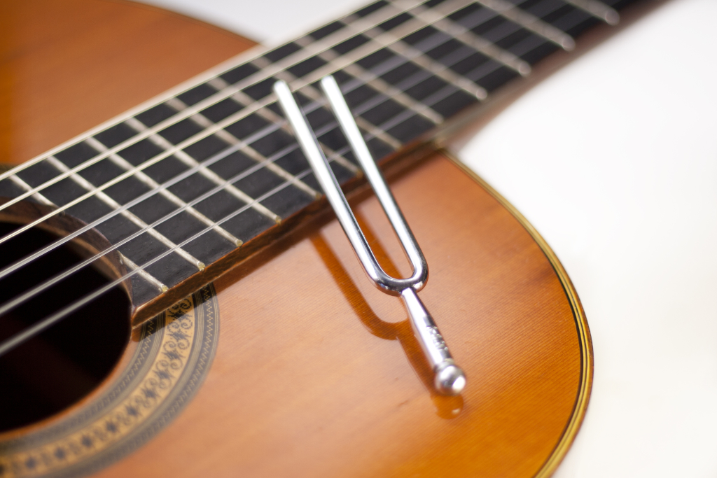 Gitarre stimmen mit Stimmgabel