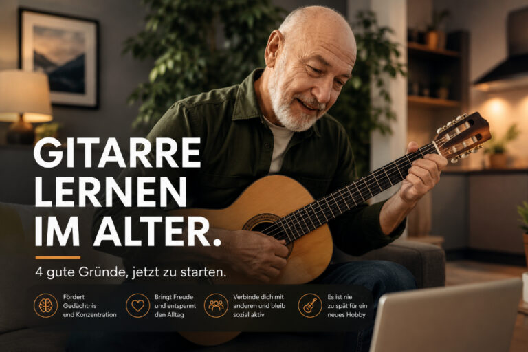 Älterer Mann spielt entspannt Gitarre im Wohnzimmer – modernes Motiv für Gitarrenunterricht und Gitarre lernen im Alter.