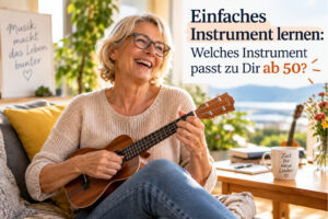 Einfaches Instrument lernen: Ältere Frau spielt entspannt Ukulele im Wohnzimmer – ein einfaches Instrument für Erwachsene ab 50